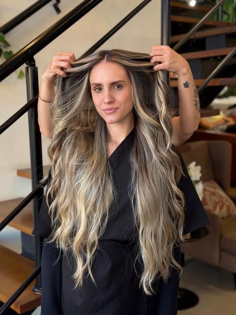 Cliente da PerVoí mostrando cabelo longo com mechas claras